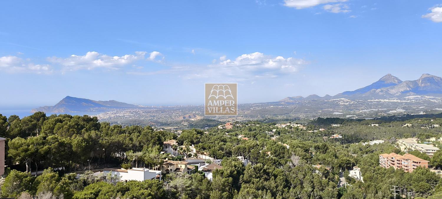 Beautiful and spacious duplex apartment with panoramic views.